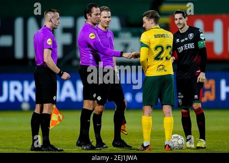 SITTARD, NIEDERLANDE - FEBRUAR 20: Schiedsrichter-Assistent Don Frijn, Schiedsrichter Bas Nijhuis, Schiedsrichter-Assistent Sjoerd Nanninga, Ben Rienstra von Fortuna Sitta Stockfoto