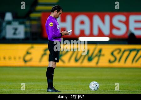 SITTARD, NIEDERLANDE - FEBRUAR 20: Schiedsrichter Bas Nijhuis schreibt, wer den Wurf während des Eredivisie-Spiels zwischen Fortuna Sittard und ADO Den H gewonnen hat Stockfoto