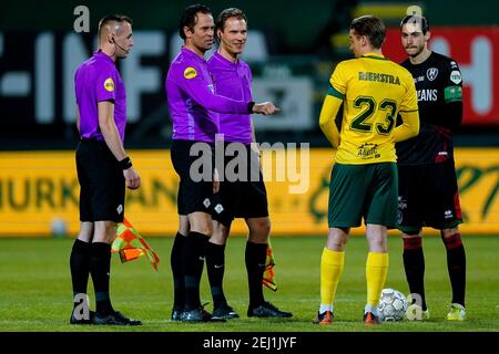 SITTARD, NIEDERLANDE - FEBRUAR 20: Schiedsrichter-Assistent Don Frijn, Schiedsrichter Bas Nijhuis, Schiedsrichter-Assistent Sjoerd Nanninga, Ben Rienstra von Fortuna Sitta Stockfoto