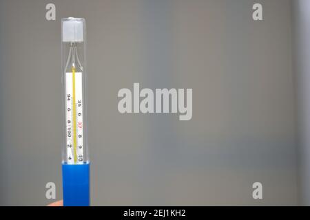 Quecksilbermessgerät unter dem Arm, Achselaxillarthermometer in celsius Stockfoto