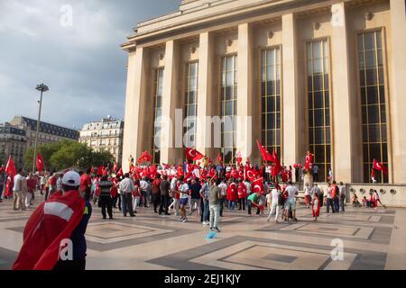 Paris, Frankreich, 23rd 2016. Juli: Eine Gruppe türkischer Demonstranten in Paris diskutiert über den türkischen Staatsstreich. Stockfoto