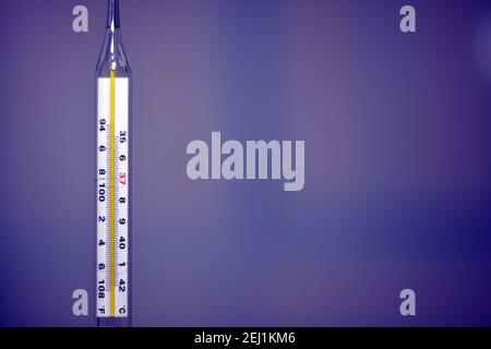 Quecksilbermessgerät unter dem Arm, Achselaxillarthermometer in celsius Stockfoto