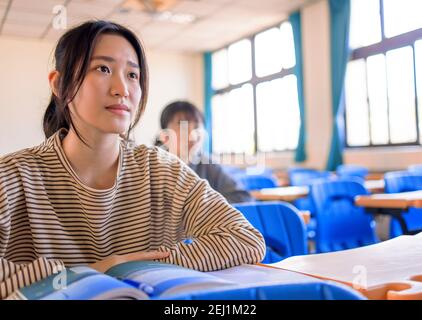 Teenager Studenten studieren im Klassenzimmer Stockfoto