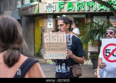 Zwei Demonstranten ohne Schutzmasken protestieren auf den Straßen der Stadt mit Schildern, gegen 5G-Technik und die Tatsache, dass Kinder Masken tragen müssen Stockfoto