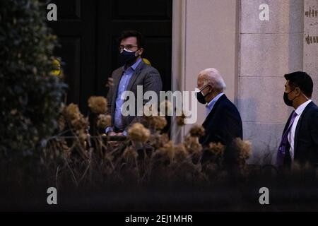 Washington, Usa. Februar 2021, 20th. US-Präsident Joe Biden kommt in der Holy Trinity Catholic Church an, nachdem er am Freitag, den 20. Februar 2021 in Georgetown, Washington, DC, die Messe besucht hat. Foto von Samuel Corum/UPI Kredit: UPI/Alamy Live Nachrichten Stockfoto