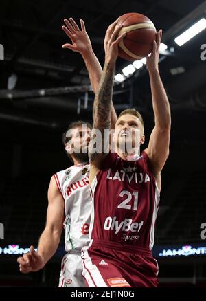 Riga, Lettland. Februar 2021, 20th. Aigars Skele (R) aus Lettland geht beim Qualifying-Basketballspiel FIBA EuroBasket 2022 in Riga, Lettland, am 20. Februar 2021 für das Bakset. Kredit: Edijs Palens/Xinhua/Alamy Live Nachrichten Stockfoto