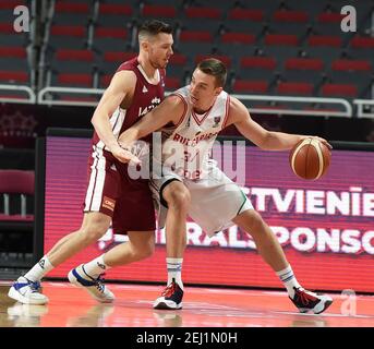 Riga, Lettland. Februar 2021, 20th. Dairis Bertans (L) aus Lettland verteidigt Dimitar Atanasov Dimitrov aus Bulgarien während ihres FIBA EuroBasket 2022-Qualifying-Basketballspiels in Riga, Lettland, 20. Februar 2021. Kredit: Edijs Palens/Xinhua/Alamy Live Nachrichten Stockfoto