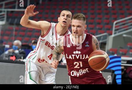 Riga, Lettland. Februar 2021, 20th. Aigars Skele (R) aus Lettland spielt mit Vasil Bachev aus Bulgarien während des FIBA EuroBasket 2022-Qualifying-Basketballspiels zwischen Lettland und Bulgarien in Riga, Lettland, 20. Februar 2021. Kredit: Edijs Palens/Xinhua/Alamy Live Nachrichten Stockfoto