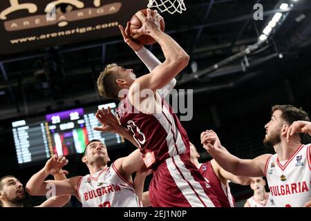 Riga, Lettland. Februar 2021, 20th. Martins Meirs (TOP) aus Lettland tritt beim FIBA EuroBasket 2022-Qualifying-Basketballspiel zwischen Lettland und Bulgarien in Riga, Lettland, am 20. Februar 2021 an. Kredit: Edijs Palens/Xinhua/Alamy Live Nachrichten Stockfoto