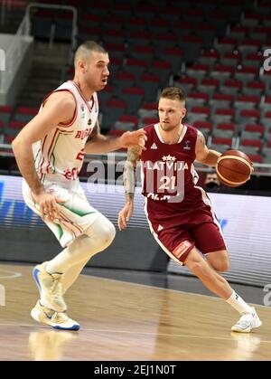 Riga, Lettland. Februar 2021, 20th. Aigars Skele (R) aus Lettland spielt mit Pavlin Ivanov aus Bulgarien während ihres FIBA EuroBasket 2022-Qualifying-Basketballspiels in Riga, Lettland, am 20. Februar 2021. Kredit: Edijs Palens/Xinhua/Alamy Live Nachrichten Stockfoto