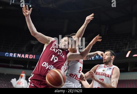 Riga, Lettland. Februar 2021, 20th. Rihards Lomazs of Latvia (L) wetteiferte um den Ball während des FIBA EuroBasket 2022 Qualifying Basketball match zwischen Lettland und Bulgarien in Riga, Lettland, 20. Februar 2021. Kredit: Edijs Palens/Xinhua/Alamy Live Nachrichten Stockfoto