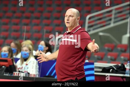 Riga, Lettland. Februar 2021, 20th. Lettlands Cheftrainer Roberts Stelmahers reagiert während ihres FIBA EuroBasket 2022 Qualifying-Basketballspiels in Riga, Lettland, 20. Februar 2021. Kredit: Edijs Palens/Xinhua/Alamy Live Nachrichten Stockfoto