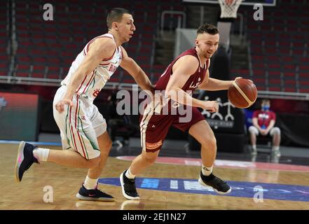 Riga, Lettland. Februar 2021, 20th. Kristers Zoriks (R) aus Lettland steht mit Vasil Bachev aus Bulgarien während ihres FIBA EuroBasket 2022-Qualifying-Basketballspiels in Riga, Lettland, am 20. Februar 2021. Kredit: Edijs Palens/Xinhua/Alamy Live Nachrichten Stockfoto