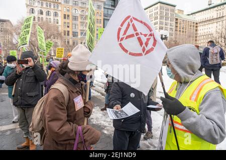 New York, USA. Februar 2021, 20th. Klimaaktivist mischte sich am 20. Februar 2021 bei einem Streikposten gegenüber dem Amazon Union Square Whole Foods Market zur Unterstützung von Alabama Amazon Union in New York City mit Gewerkschaftsaktivist zusammen. Die Southern Workers Assembly organisierte am 20th. Februar einen Nationalen Solidaritätstag für alle, die die Rechte der Arbeitnehmer unterstützen. Kredit: Ron Adar/Alamy Live Nachrichten Stockfoto