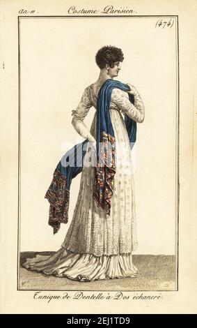 Frau in Spitze Tunika Kleid mit einem tief geschnittenen Rücken, mit einem bestickten Schal. Unique de Dentelle à Dos échancré. Handkolorierter Kupferstich von Pierre-Charles Baquoy nach Carle Vernet aus Pierre de la Mesangeres Journal des Dames et des Modes, Magazine of Women and Fashion, Paris, an 11, 1803. Stockfoto