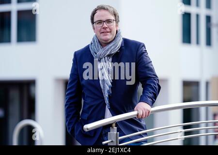 04. Februar 2021, Rheinland-Pfalz, Haßloch: Tobias Meyer (CDU), Bürgermeister der Gemeinde Haßloch, steht vor dem Rathaus. (Zu dpa: 'Was macht Haßloch ticken? - Vorwahlstimmung in Mini-Deutschland in der Pfalz') Foto: Uwe Anspach/dpa Stockfoto