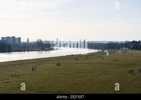 Dresden Stadtufer der Elbe an einem sonnigen Frühlingstag mit vielen Menschen zu Fuß. Stockfoto