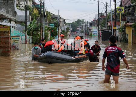 Freiwillige tragen Flutopfer mit Gummibooten während der Evakuierung. Aufgrund der starken Regenfälle in den letzten Tagen überschwemmt die Stadt Jakarta, und die Gegend um den Stadtrand. Stockfoto