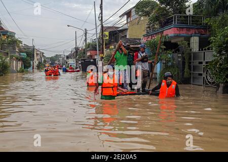 Freiwillige tragen Flutopfer mit Gummibooten während der Evakuierung. Aufgrund der starken Regenfälle in den letzten Tagen überschwemmt die Stadt Jakarta, und die Gegend um den Stadtrand. Stockfoto