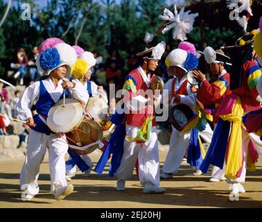 Asien, Südkorea, Suwon, koreanisches Folk Village, traditionelle Farmers Dance Performance Stockfoto