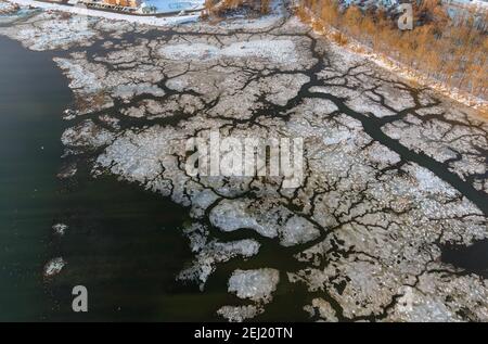 Eisdrift auf dem Fluss im frühen Frühjahr Eisschwimmen den Bach hinunter Stockfoto