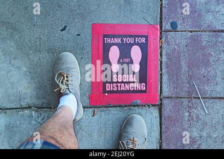 Soziale Distanzierung Zwei Schuhe Stockfoto