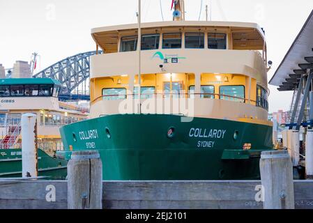 Die Sydney Ferry, Collaroy, liegt am Circular Quay, Sydney, und wartet darauf, dass Passagiere an Bord gehen, bevor sie nach Manly, Australien, abfahren Stockfoto