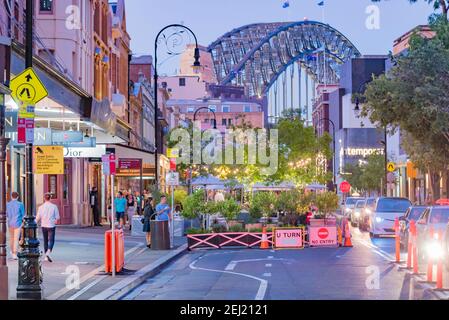 Dec 2020, Syd Aust: Ein Teil einer Straße in der Rocks-Gegend im Hafen von Sydney wurde blockiert, um während der Covid-Pandemie ein sicheres Essen im Freien zu ermöglichen Stockfoto