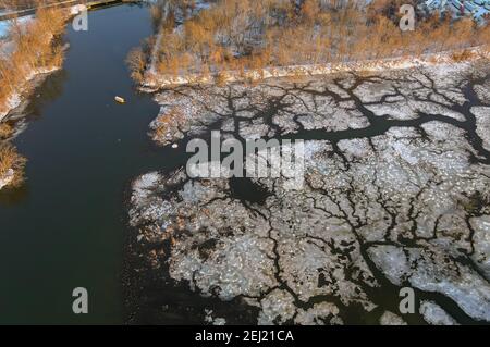 Frühling früh Drift auf schönen Fluss mit abgebrochenen Stücke Auf Eis schweben den Bach hinunter Stockfoto