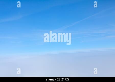 Wolken sehr hoch in der Atmosphäre Stockfoto