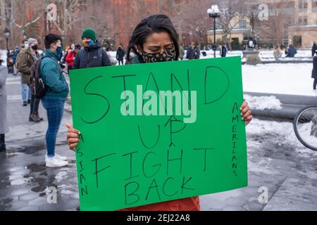 New York, Usa. Februar 2021, 20th. NEW YORK, NY - 20. FEBRUAR: Der Protestant hält ein Schild mit der Aufschrift "Kampf gegen die Asiaten" am Ende der Kundgebung gegen die Gewalt gegen Asiaten im Washington Square Park am 20. Februar 2021 in New York City. Seit Beginn der Coronavirus-Pandemie hat die Gewalt gegenüber asiatischen Amerikanern deutlich höher zugenommen als in den Vorjahren. Das New York City Police Department (NYPD) berichtete 1.900 über einen Anstieg der anti-asiatischen Hassverbrechen um 2020%. Kredit: Ron Adar/Alamy Live Nachrichten Stockfoto