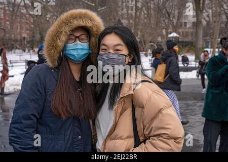 New York, Usa. Februar 2021, 20th. NEW YORK, NY - 20. FEBRUAR: Protestierenden am Ende die Gewalt gegen Asiaten Kundgebung im Washington Square Park am 20. Februar 2021 in New York City. Seit Beginn der Coronavirus-Pandemie hat die Gewalt gegenüber asiatischen Amerikanern deutlich höher zugenommen als in den Vorjahren. Das New York City Police Department (NYPD) berichtete 1.900 über einen Anstieg der anti-asiatischen Hassverbrechen um 2020%. Kredit: Ron Adar/Alamy Live Nachrichten Stockfoto