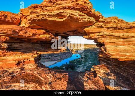 Malerische Aussicht durch felsige Naturen Fenster zum Fluss, der durch die Schlucht fließt Stockfoto