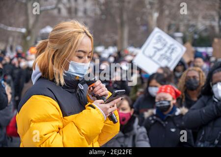 New York, Usa. Februar 2021, 20th. NEW YORK, NY - 20. FEBRUAR: Aktivist spricht zum Ende die Kundgebung gegen Asiaten am 20. Februar 2021 im Washington Square Park in New York City. Seit Beginn der Coronavirus-Pandemie hat die Gewalt gegenüber asiatischen Amerikanern deutlich höher zugenommen als in den Vorjahren. Das New York City Police Department (NYPD) berichtete 1.900 über einen Anstieg der anti-asiatischen Hassverbrechen um 2020%. Kredit: Ron Adar/Alamy Live Nachrichten Stockfoto