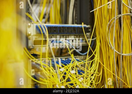 Nahaufnahme des Serverraums mit Internet-Kabeln und -Drähten, Kopierbereich Stockfoto