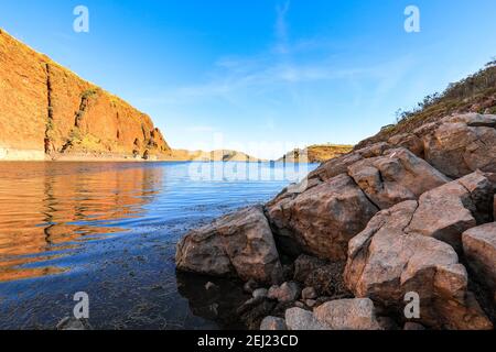 Malerischer Blick auf den Binnengewässer des Lake Argyle unter blauem Himmel Stockfoto