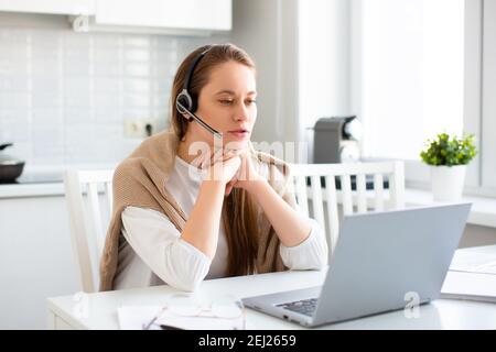 Frau vor dem Laptop-Monitor während des Online-Gesprächs. Remote Working Konzept. Online-Videoanruf. Stockfoto