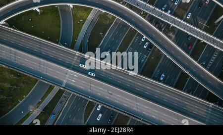 Top up Luftdrohne Blick auf erhöhte Straße und Verkehrsknotenpunkte in der chinesischen Metropole Chengdu an sonnigen Tagen. Moderne Straßenbauarbeiten Stockfoto