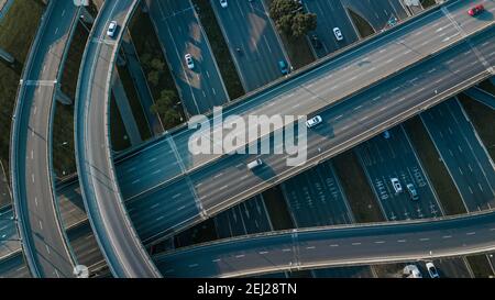 Top up Luftdrohne Blick auf erhöhte Straße und Verkehrsknotenpunkte in der chinesischen Metropole Chengdu an sonnigen Tagen. Moderne Straßenbauarbeiten Stockfoto