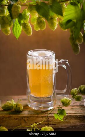 Bayerisches Oktoberfest-Bier und Brezeln auf Holztisch. Stockfoto