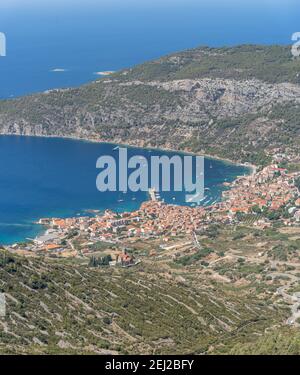 Blick auf die Küste der Stadt Komiza vom Berg Hum auf Vis Insel in Split Dalmatien Region in Kroatien im Sommer Stockfoto