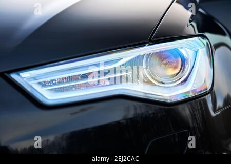 GRODNO, WEISSRUSSLAND - DEZEMBER 2019: Audi A6 4G C7 Luxury Black Autoteile links Scheinwerfer und Nebelscheinwerfer mit Scheinwerferwaschdüsen Abdeckung unten Stockfoto
