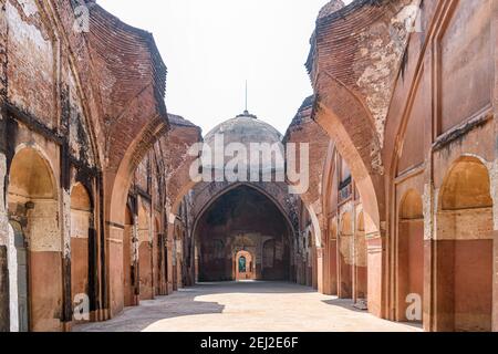 Blick auf Katra Masjid, eine der größten Karawansereien des indischen Subkontinents. Gelegen in Barowaritala, Murshidabad, West Bengalen, Indien. Islamisches A Stockfoto