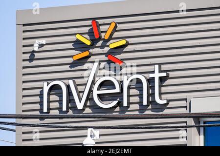 Sep 25, 2020 Redwood City / CA / USA - nVent Logo am Hauptsitz im Silicon Valley; nVent Electric plc ist als Elektrounternehmen tätig Stockfoto