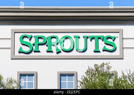 Oct 23, 2020 Brentwood / CA / USA - Sprouts Farmer's Market Supermarkt-Schild an der Fassade eines ihrer Geschäfte in San Francisco b angezeigt Stockfoto