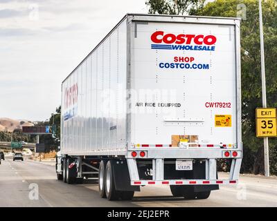 Oct 10, 2020 Fremont / CA / USA - Costco Großhandels-LKW fährt auf der Autobahn in East San Francisco Bay Area Stockfoto