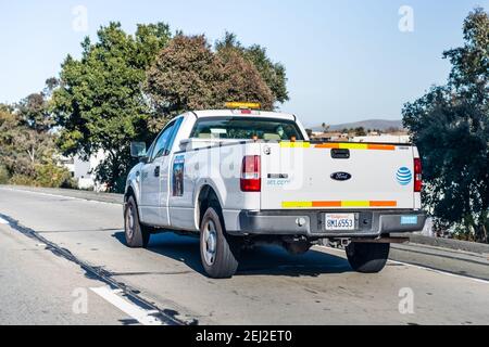 Jan 5, 2021 Concord / CA / USA - AT&T Service semiruck Fahren auf der Autobahn; Stockfoto
