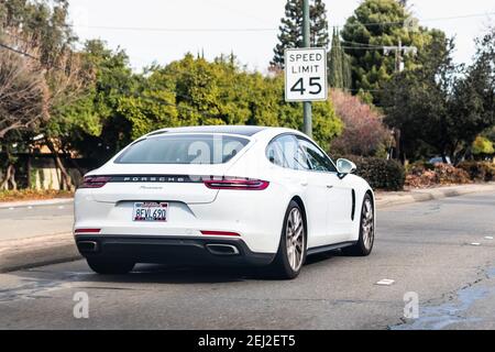 Jan 1, 2021 Concord / CA / USA - Porsche Panamera Fahrzeug fährt auf einer Stadtstraße; der Porsche Panamera ist eine mittelgroße/große Luxusfahrzeug-Manufaktur Stockfoto