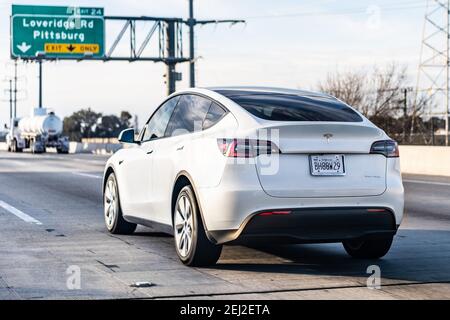 Jan 15, 2021 Pittsburg / CA / USA - Tesla Model Y auf der Autobahn in East San Francisco Bay Area Stockfoto