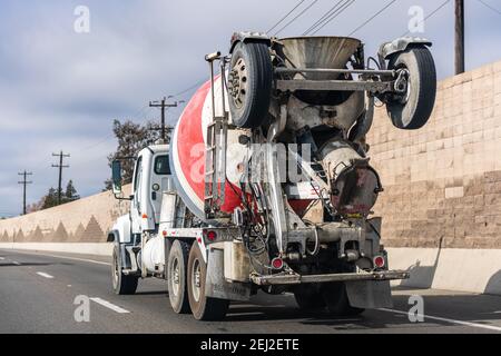 Jan 5, 2021 Pittsburg / CA / USA - Cemex-Mischwagen, der Zement zur Baustelle transportiert; CEMEX S.A.B. de C.V., ist ein mexikanischer multinationaler BU Stockfoto